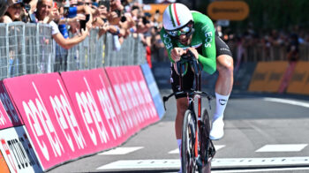 El ciclista italiano Filippo Ganna, del Ineos Grenadiers, se acerca a la meta de la Etapa 14 del Giro de Italia, el 18 de mayo de 2024.