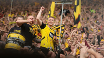 El jugador del Dortmund Marco Reus celebra con su afición tras el partido de fútbol de la Bundesliga alemana entre el Borussia Dortmund y el SV Darmstadt 98 en Dortmund,  el 18 de mayo de 2024.