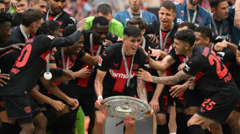 Piero Hincapié festejando el campeonato del Bayer Leverkusen, 18 de mayo.