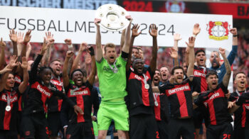 Los jugadores del Bayer Leverkusen celebran con el trofeo de la Bundesliga después del partido ante el FC Augsburg, el 18 de mayo de 2024.