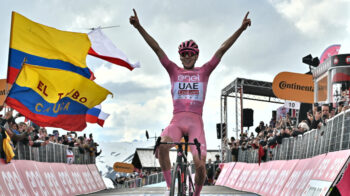 El ciclista esloveno, Tadej Pogacar, celebra con los brazos arriba su victoria en la Etapa 15 del Giro de Italia, el 19 de mayo de 2024.