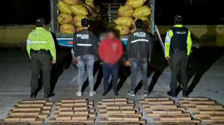 Imbabura: la Policía encuentra 151 bloques de cocaína en un camión de papas