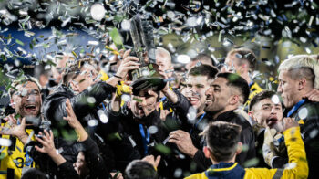 Jugadores de Peñarol con el trofeo del Torneo de Apertura de Uruguay, 18 de mayo de 2024.