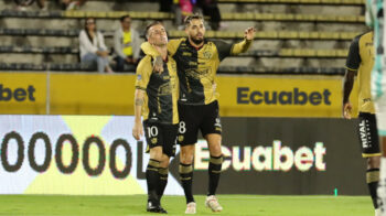 Francisco Fydriszewski y Damián Díaz celebrando un gol ante Cumbayá, 19 de mayo de 2024.
