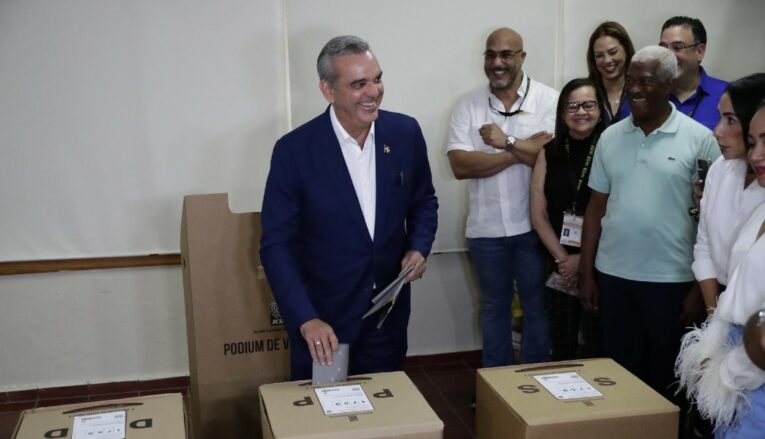 El presidente dominicano Luis Abinader vota el 19 de mayo de 2024.