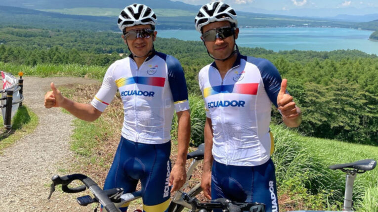 Richard Carapaz y Jhonatan Narváez durante el reconocimiento de la ruta de los Juegos Olímpicos de Tokio, el 21 de julio de 2021.