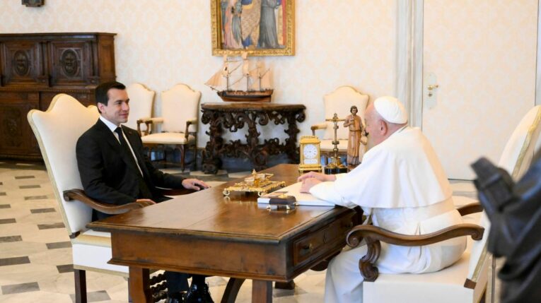 El papa Francisco recibe en audiencia al presidente de Ecuador, Daniel Noboa, el lunes 13 de mayo de 2024, en el Vaticano. 