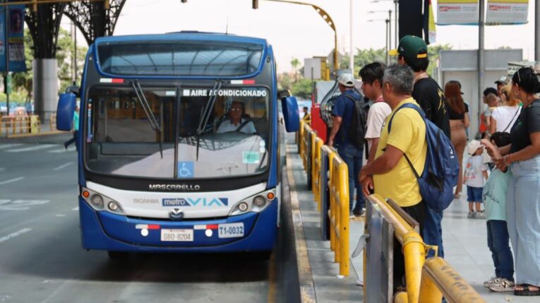 Un bus de la Metrovía circula en Guayaquil, el 21 de abril de 2024.