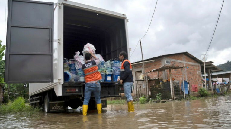 Personal de Riesgos llevando ayuda humanitaria a un sector inundado en Chone, Manabí, en marzo de 2024.