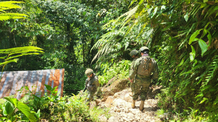 Miembros del Ejército en labores de búsqueda de un cabo desparecido en Carchi, desde el 18 de mayo de 2024.