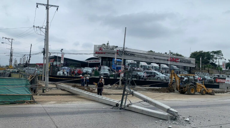 Guayaquil: Postes de CNEL EP caen en la vía Juan Tanca Marengo y destruyen varios autos