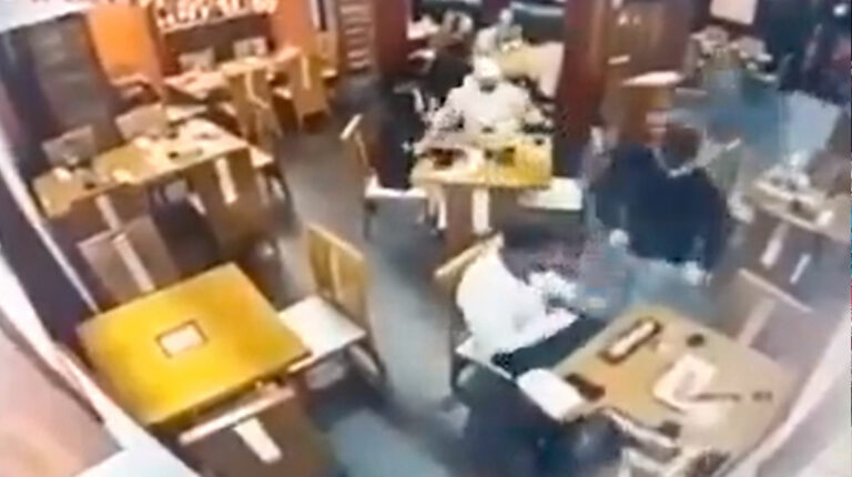 En 40 segundos, sujetos armados robaron un restaurante en Cumbayá