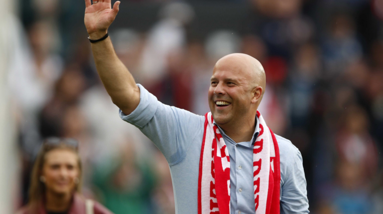 Arne Slot saluda con los hinchas del Feyenoord, en Rotterdam, el 19 de mayo de 2024.