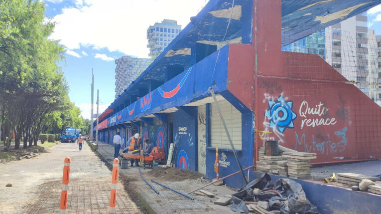 Trabajadores del Municipio de Quito durante las obras de demolición de la Tribuna De Los Shyris, el 20 de mayo de 2024.