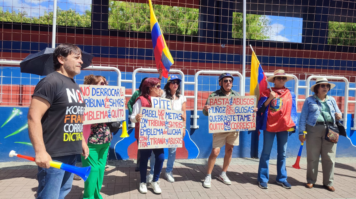 Un grupo de personas protesta en contra de la demolición de la Tribuna De Los Shyris, el 20 de mayo de 2024 en Quito.