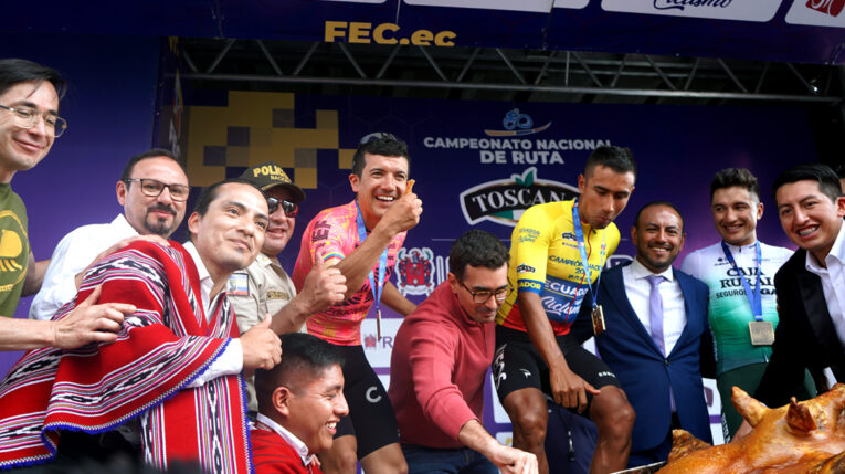 Richard Carapaz, Andrés Guschmer, Jhonatan Narváez y Santiago Rosero, durante el campeonato nacional de ciclismo de 2024.