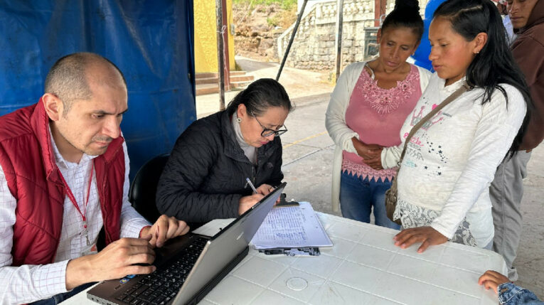 Funcionarios del Miduvi en una feria de servicios en Tungurahua el 16 de mayo de 2024.