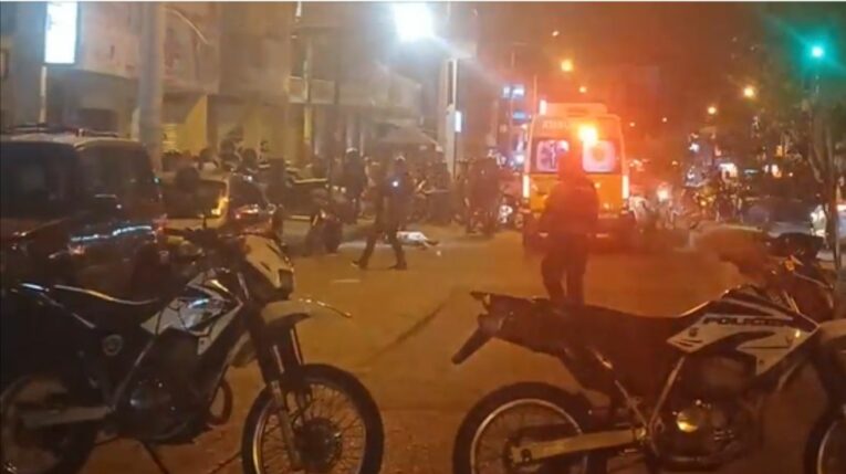 Policías y una ambulancia en los exteriores de un departamento donde ocurrió un ataque armado en Machala, la noche del 20 de mayo de 2024.