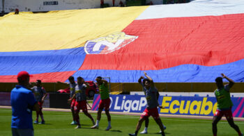 Los jugadores de El Nacional entrenan con la bandera del club de fondo, el 12 de mayo 2024.