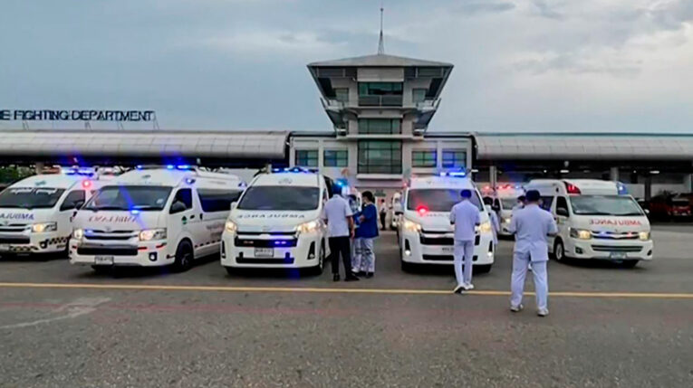 Personal médico se reúne cerca de las ambulancias en la estación de bomberos del aeropuerto de Suvarnabhumi, en Bangkok, este 21 de mayo de 2024.