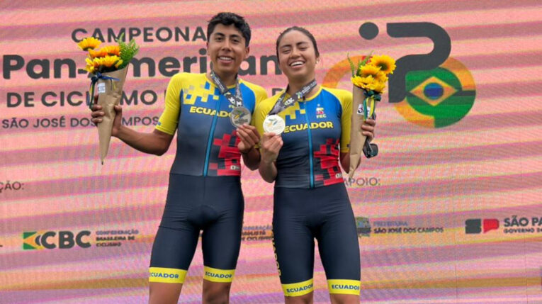 Mateo Ramírez y Natalie Revelo, con sus medallas de plata del Panamericano de Ruta, el 21 de mayo de 2024.