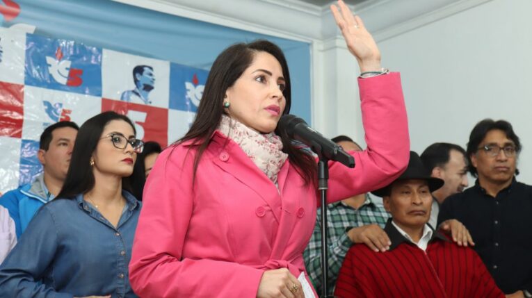 Luisa González, presidenta de la Revolución Ciudadana, en una rueda de prensa en Quito, el 6 de abril de 2024.