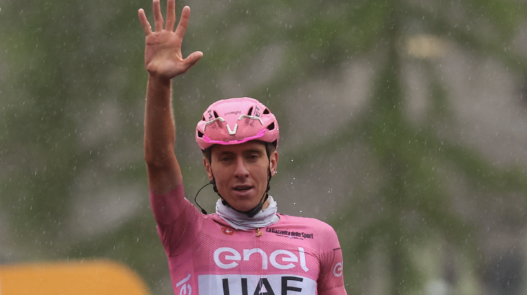 Tadej Pogacar festeja una nueva victoria en la Etapa 16 del Giro de Italia, el 21 de mayo de 2024.