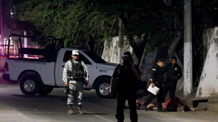 Uniformados de la Policía y la Guardia Nacional frente a tres de los cadáveres encontrados en Acapulco, el 20 de mayo de 2024.