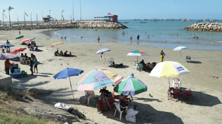 Personas en las playas de La Libertad, Santa Elena, en un día de feriado, el 7 de febrero de 2024.