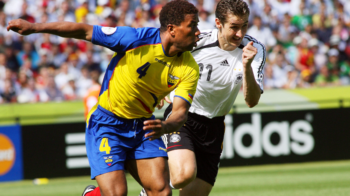 Ulises de la Cruz disputa un partido con la selección ecuatoriana en el Mundial de Alemania 2006, el 20 de junio.