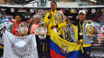 Los tres deportistas ecuatorianos posan con sus títulos de campeones.