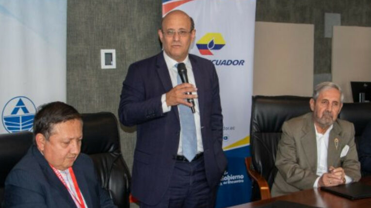 Hernán Luque (parado) cuando era presidente de Emco y durante una reunión en Petroecuador, el 15 de junio de 2022.