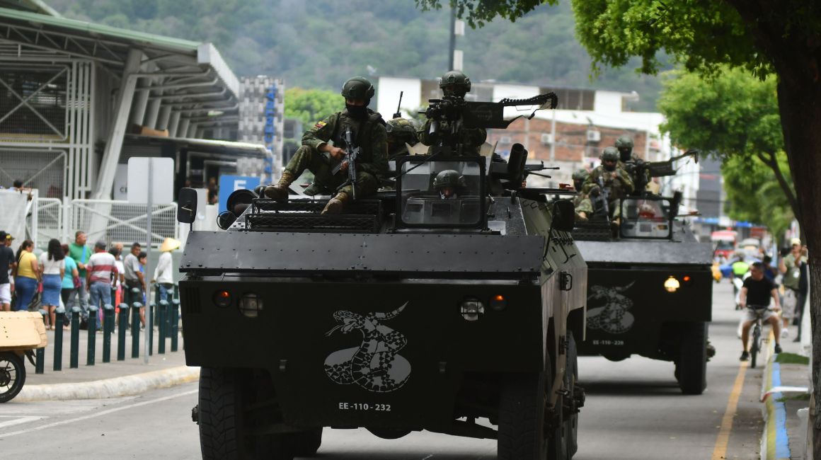 Militares realizan operativos de control en las calles de Portoviejo el 11 de enero de 2024.