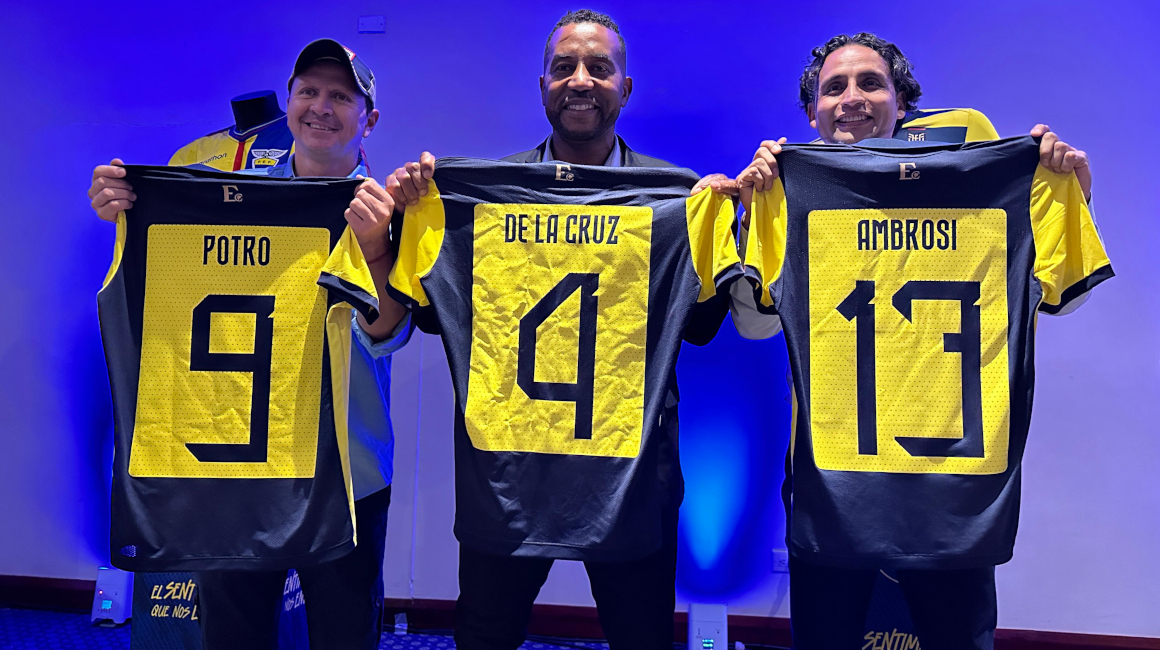 Gustavo Figueroa, Ulises de la Cruz y Paúl Ambrosi muestran la camiseta que Ecuador usará en la Copa América, durante un evento, el 21 de mayo de 2024.