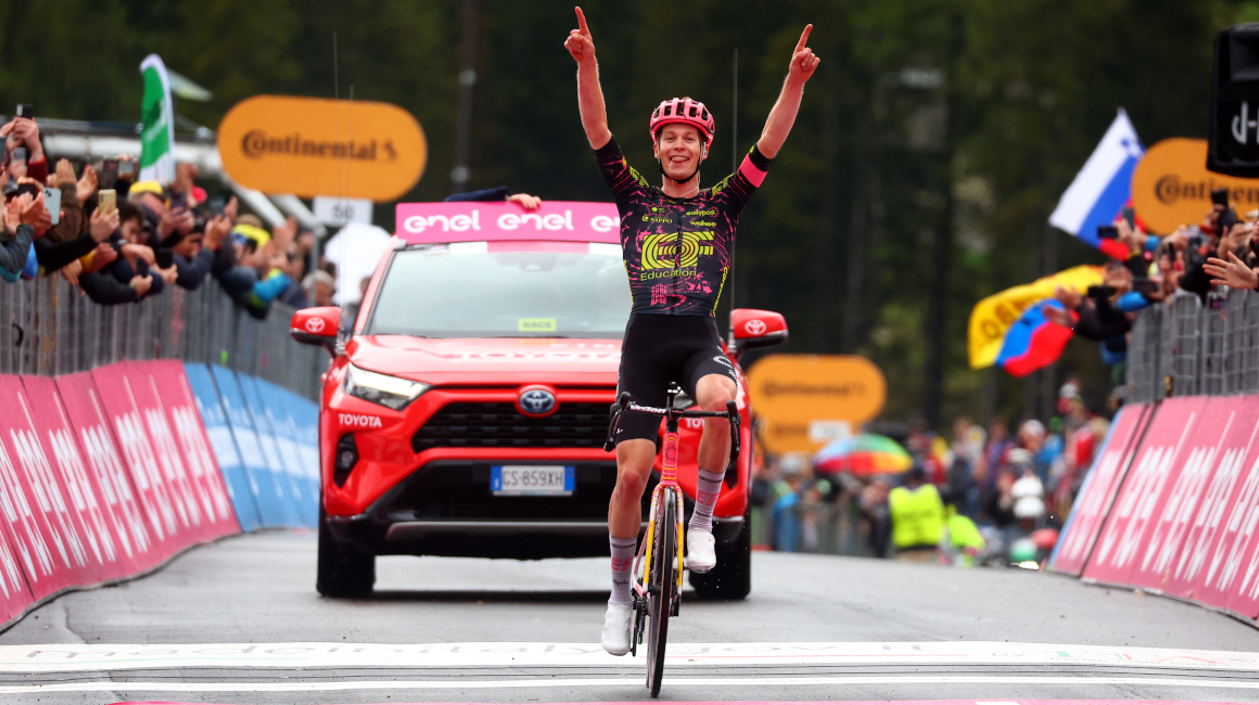 El alemán Georg Steinhauser festeja su victoria en la Etapa 17 del Giro de Italia, el 22 de mayo de 2024.