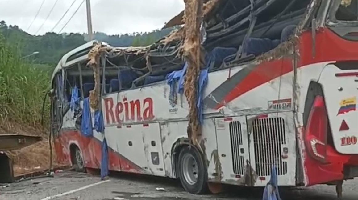 Un bus de Reina del Camino sufrió un accidente de tránsito en Flavio Alfaro, Manabí, el 22 de mayo de 2024.