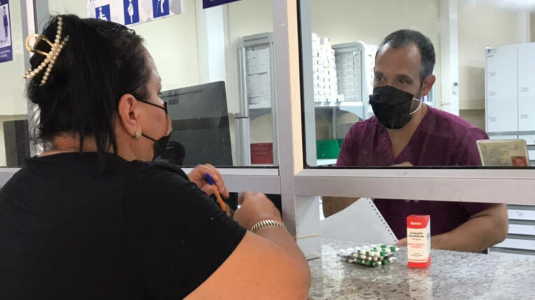 Una persona retira medicamentos en la farmacia del Hospital General Portoviejo del IESS, abril de 2024. 