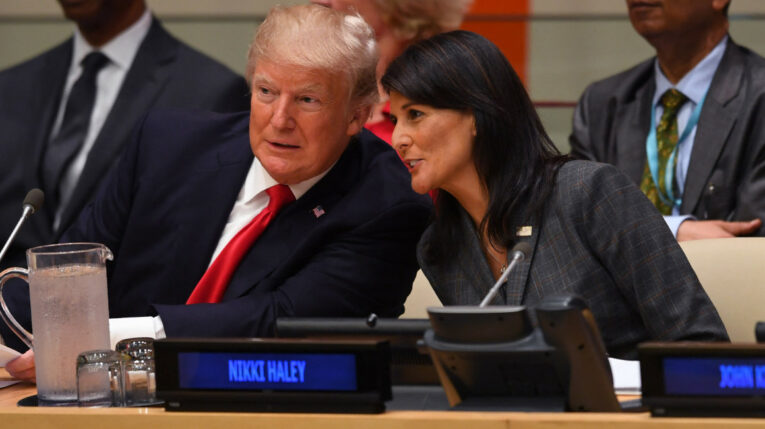 Nikki Haley y Donald Trump en una reunión sobre la reforma de las Naciones Unida, 18 de septiembre de 2017.