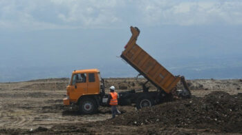 Un trabajador del Municipio de Quito en la escombrera El Troje, en 2023.