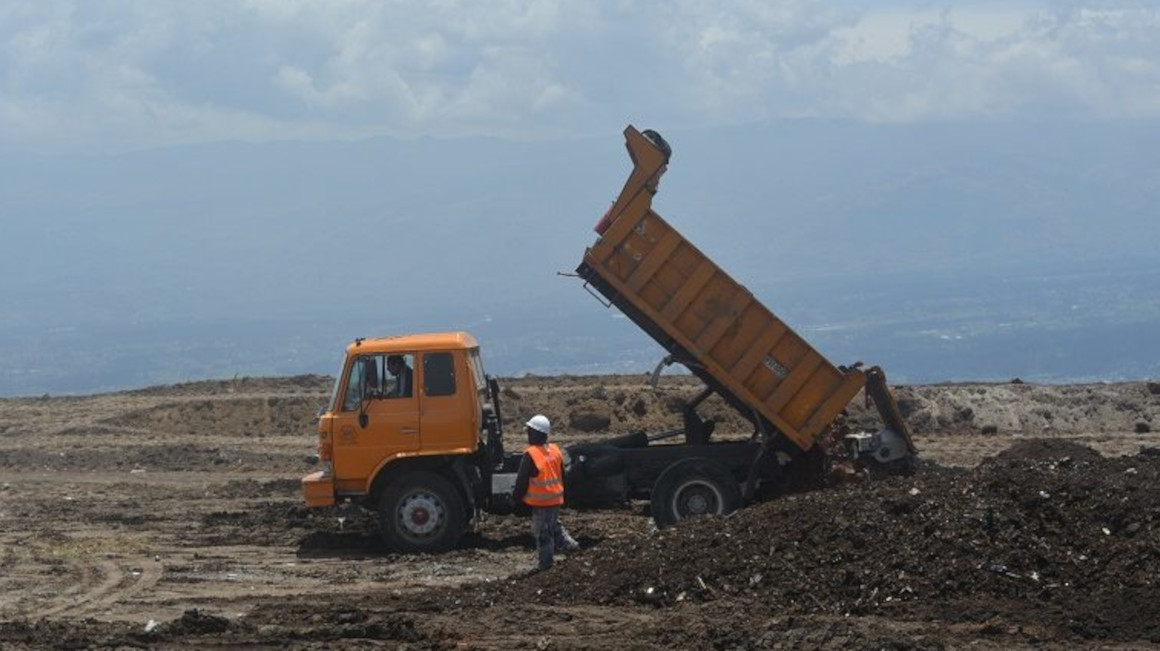 Un trabajador del Municipio de Quito en la escombrera El Troje, en 2023