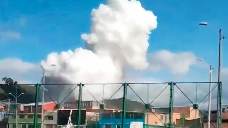 La explosión de una fábrica de pólvora en Bogotá generó una gran columna de humo blanco.