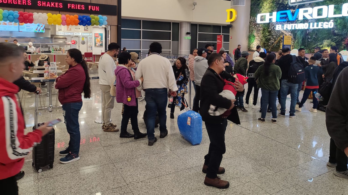 Migrantes ecuatorianos registran su viaje hacia El Salvador, en el Aeropuerto Mariscal Sucre de Quito, el 22 de mayo de 2024.