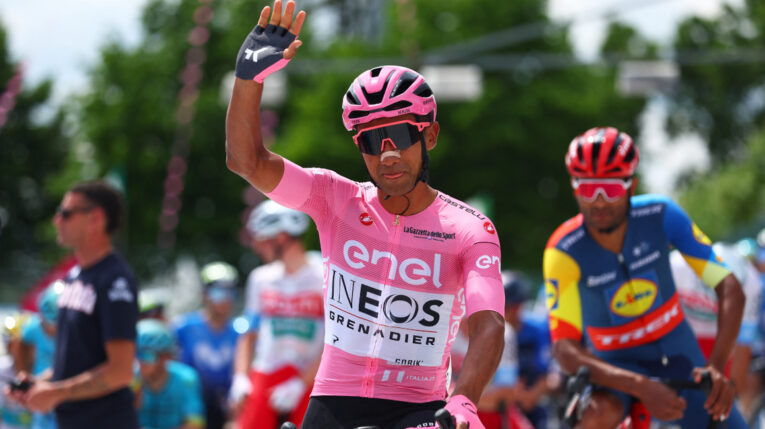 El ecuatoriano Jhonatan Narváez luce la maglia rosa, como líder de la clasificación general del Giro de Italia, el 5 de mayo de 2024. 