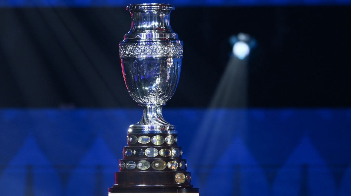El trofeo de la Copa América, durante el sorteo de la fase de grupos, el 7 de diciembre de 2023.