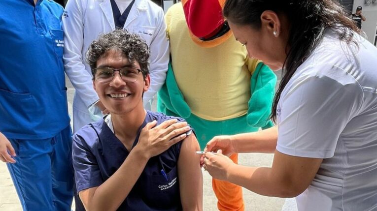 Un servidor médico recibe la vacuna contra la covid-19 en Alamor, Loja, el 23 de mayo de 2024.