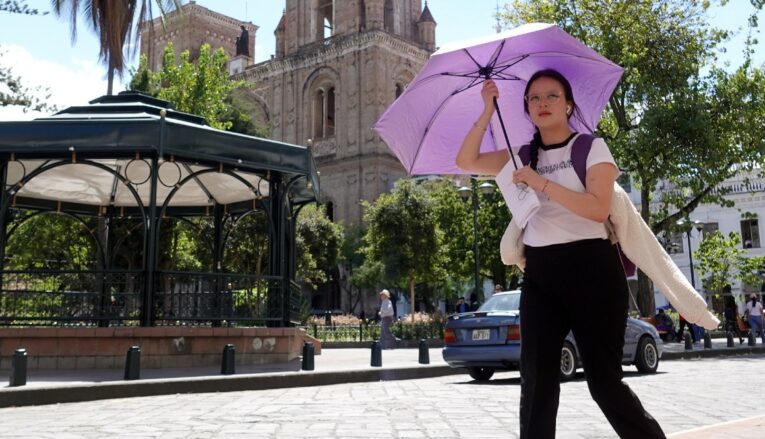 Ciudadana de Cuenca se protege del sol. Para el feriado del 24 de mayo, se esperan altos niveles de radiación, de acuerdo al pronóstico del clima.
