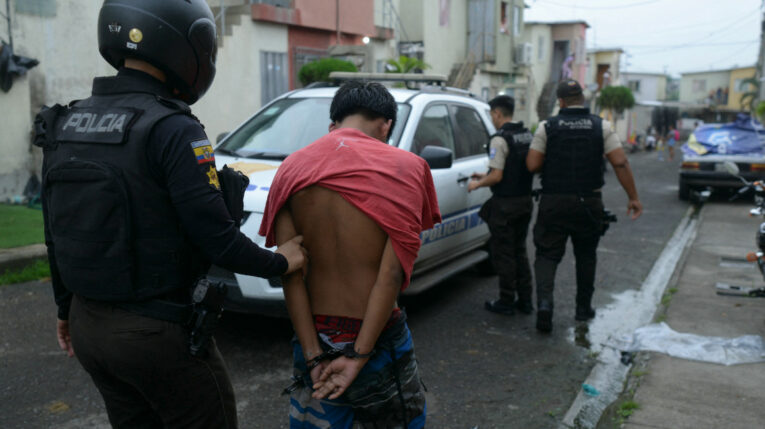 Un hombre es escoltado por la Policía tras un operativo en Guayaquil, 8 de mayo de 2024.