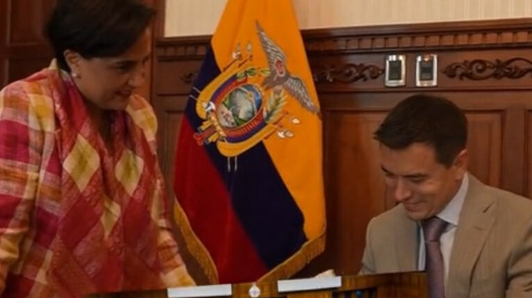 La canciller Gabriela Sommerfeld junto al presidente Daniel Noboa en un video de TikTok, el 23 de mayo de 2024.