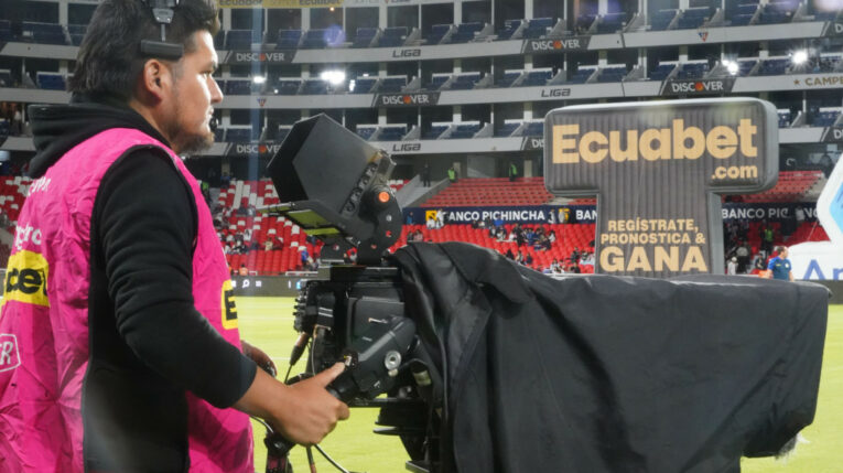 Un camarógrafo trabaja durante el partido entre Liga y Delfín, en el estadio Rodrigo Paz Delgado, el 15 de abril de 2024.