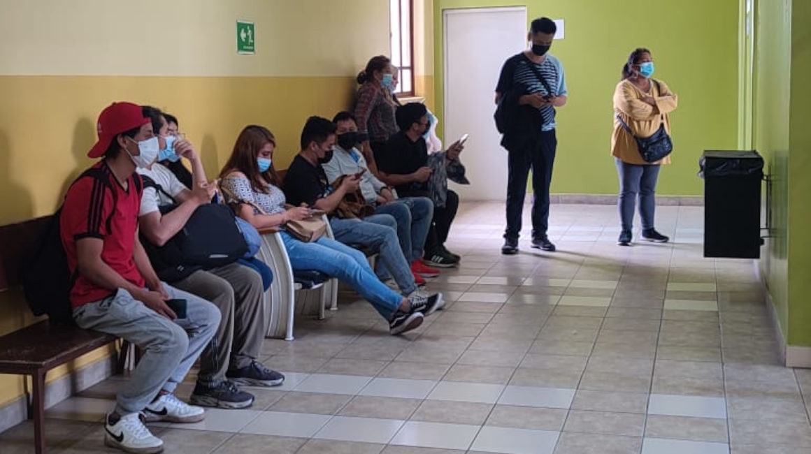 Estudiantes de medicina y viajeros aguardan por la vacuna de la fiebre amarilla en el Centro de Salud del Centro Histórico de Quito, el 22 de mayo de 2024.